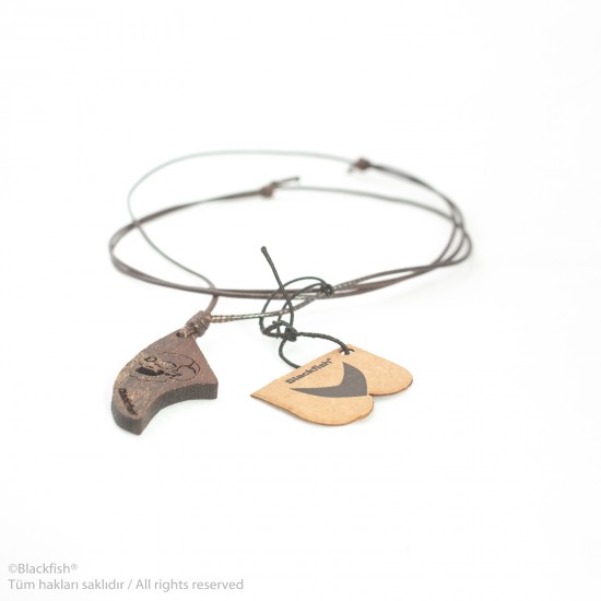 İşlemeli Ceviz Ağacı Kolye Fin Serisi 